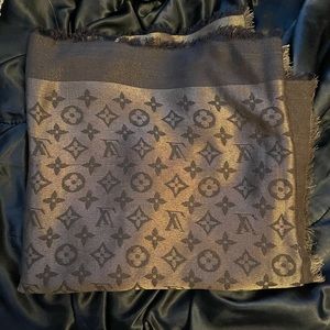 🎉FLASH SALE🎉💯 AUTHENTIC LOUIS VUITTON SHINE SHAWL IN MONOGRAM BROWN